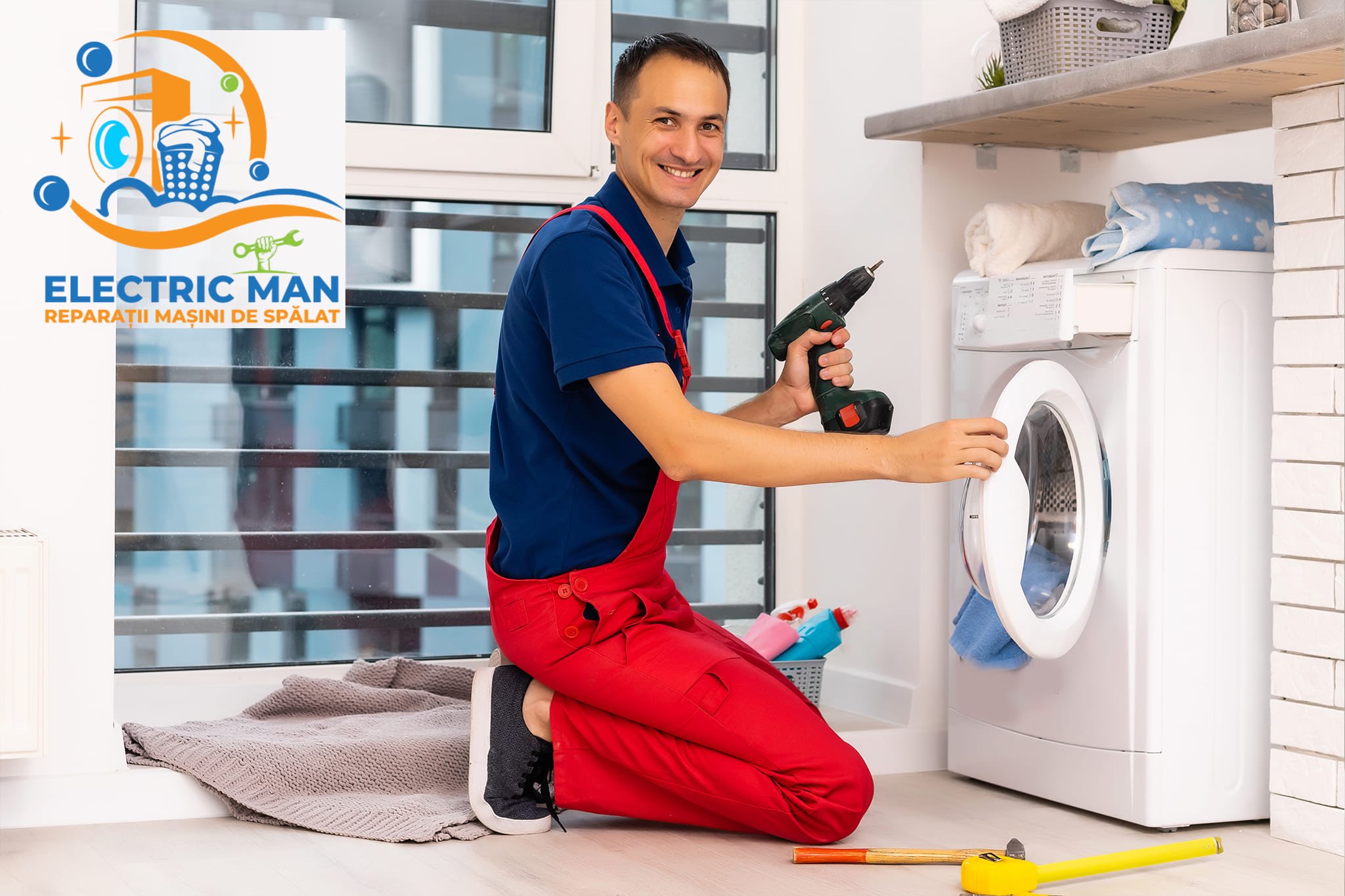 Tehnician ELECTRIC MAN reparând o mașină de spălat la domiciliu în Galați